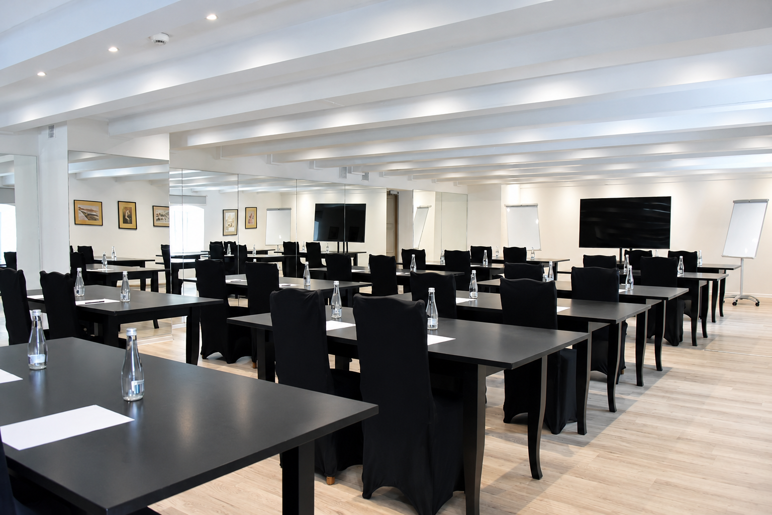 Sala konferencyjna Spichlerz Park ze stołami w układzie szkolnym