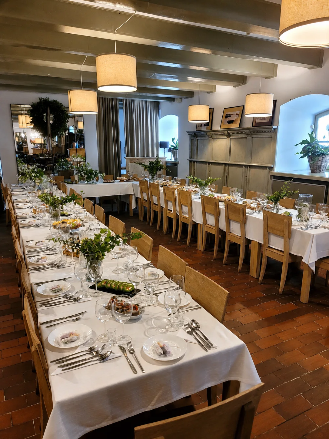 Stoły przygotowane na przyjęcie w restauracji Spichlerz Park