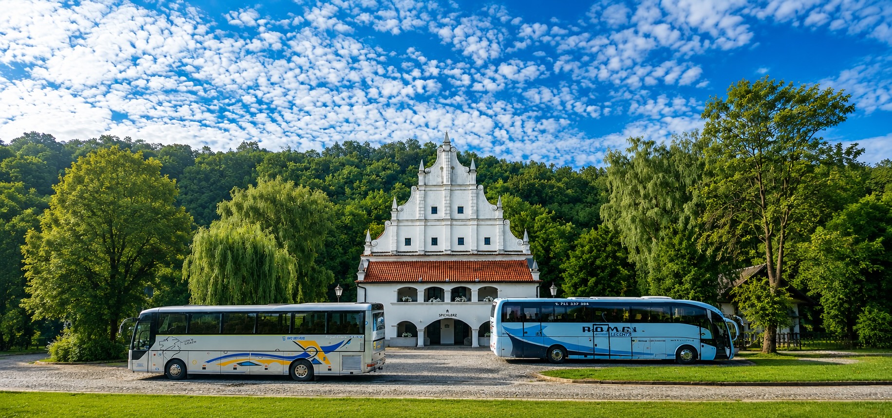 Zabytkowy Spichlerz w Kazimierzu Dolnym z autokarami przed budynkiem